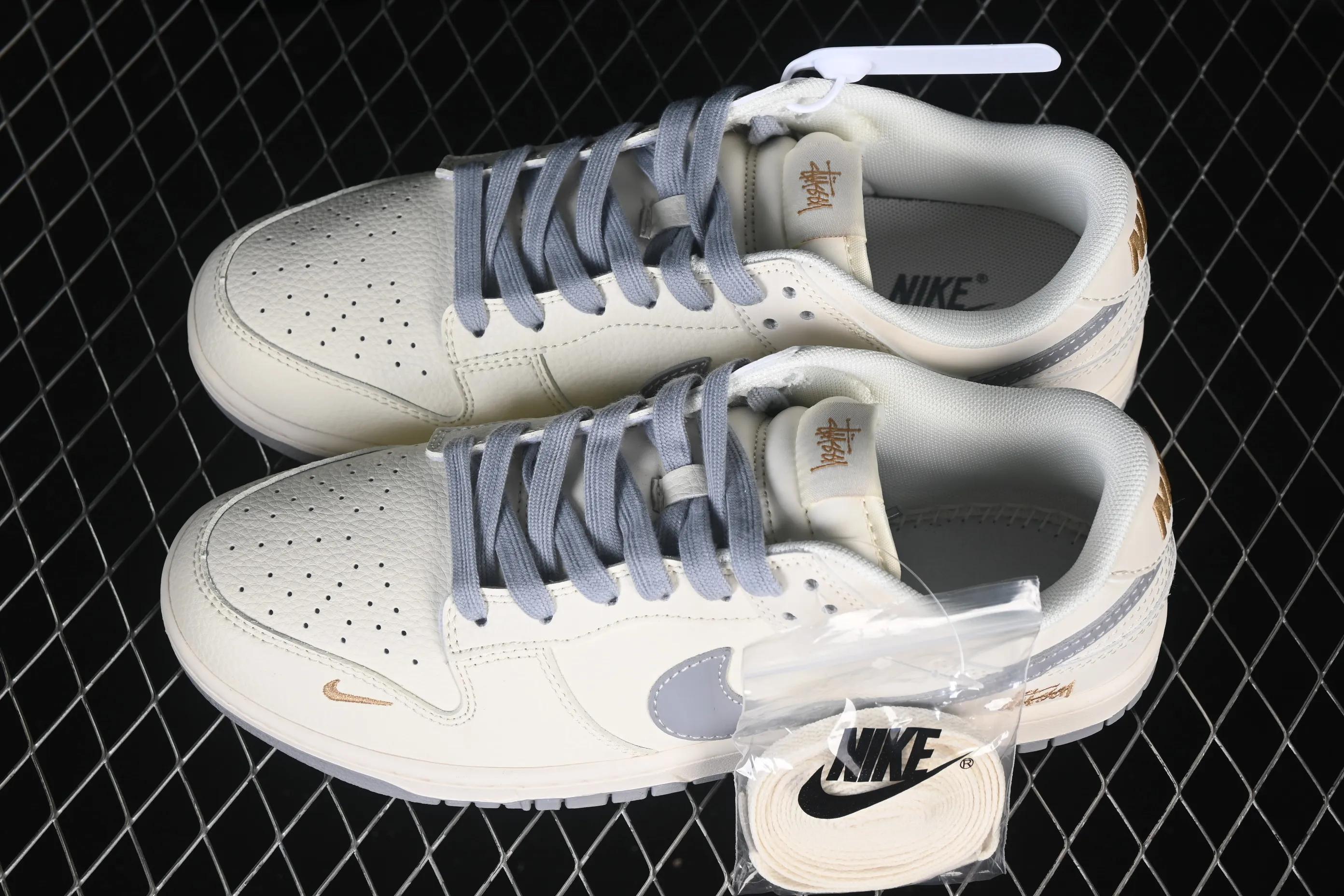 All categories Nk SB Dunk Series Nk SB Dunk Low High-end customized low-top sneakers Nike SB Dunk Low Stusi co-branded beige gray gold label Anniversary high-end customized low-top casual sneakers JP1628-040